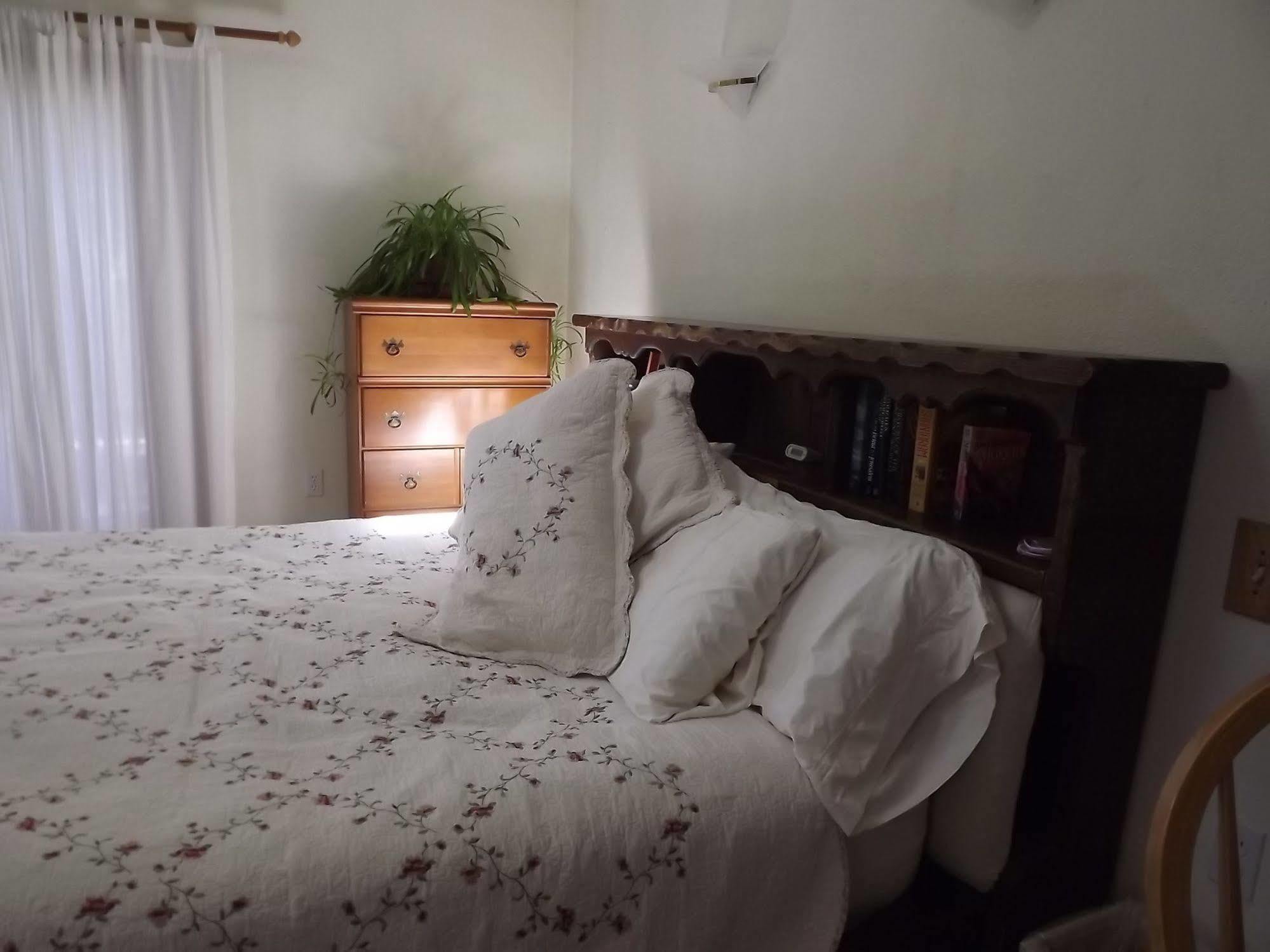Bed and Breakfast Backyard Garden Oasis Middletown Экстерьер фото